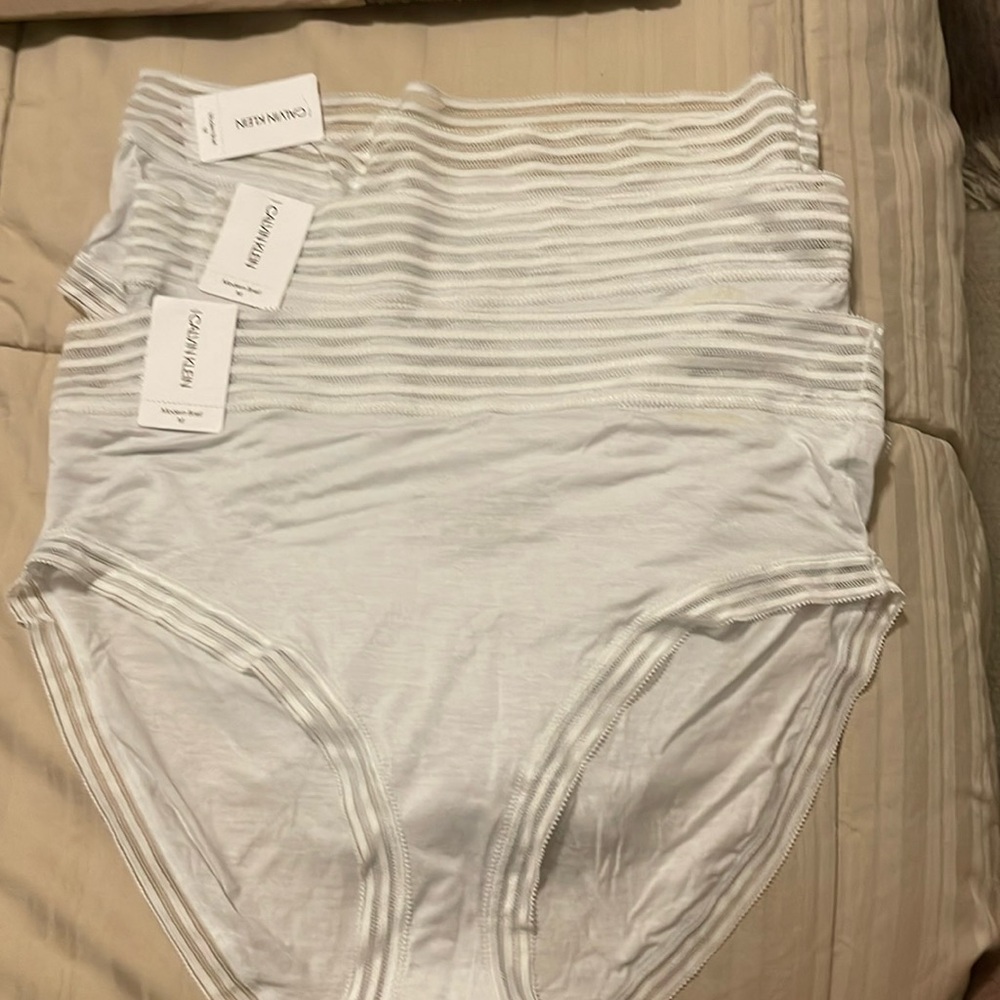NWT CALVIN KLEIN SZ M Set (3) panties with white lace.